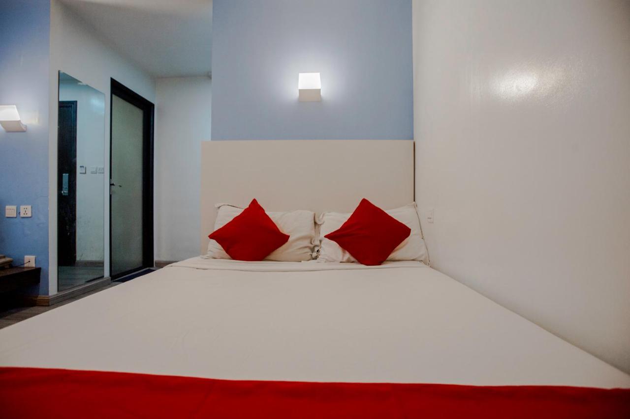 Oyo 666 Mc Hotel Fairview Bandar Quezon Luaran gambar