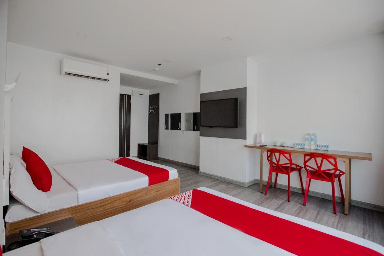 Oyo 666 Mc Hotel Fairview Bandar Quezon Luaran gambar