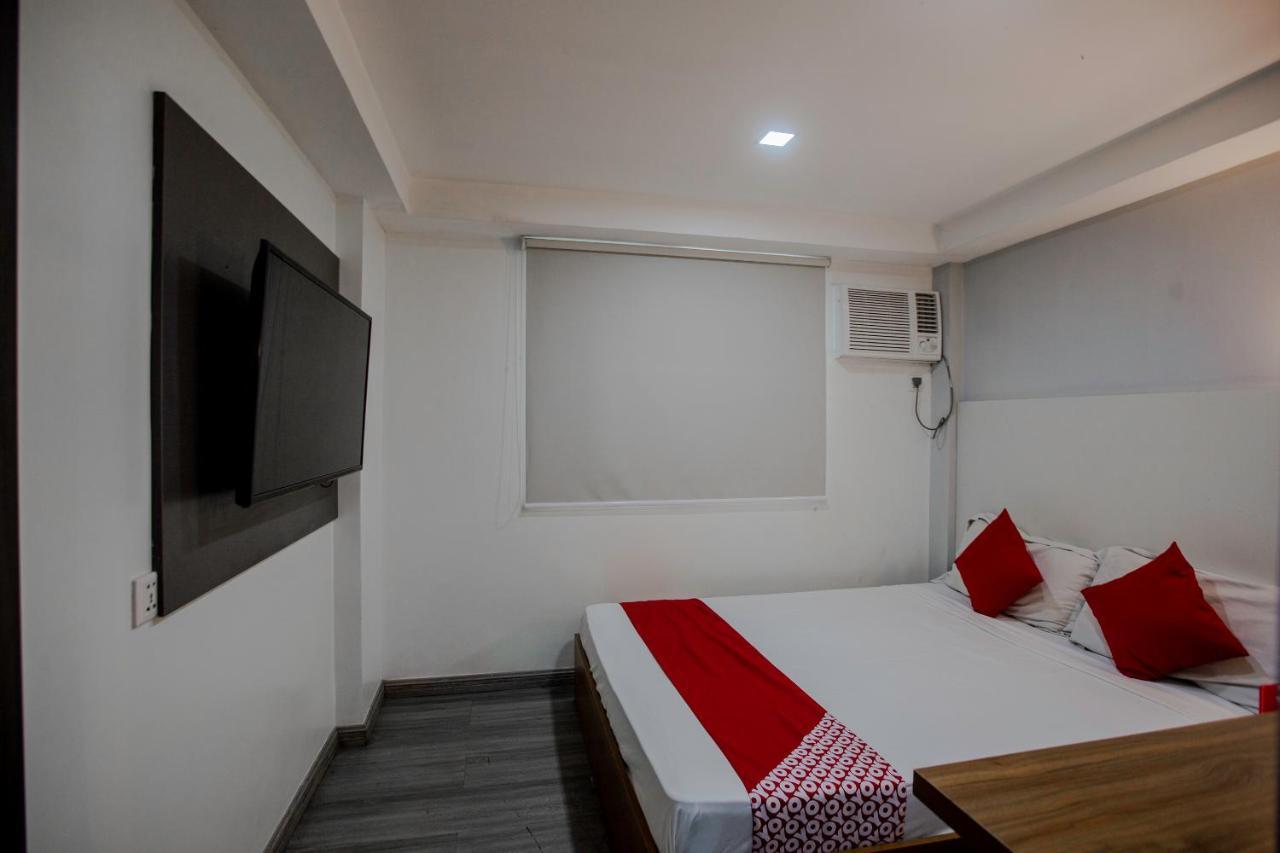 Oyo 666 Mc Hotel Fairview Bandar Quezon Luaran gambar