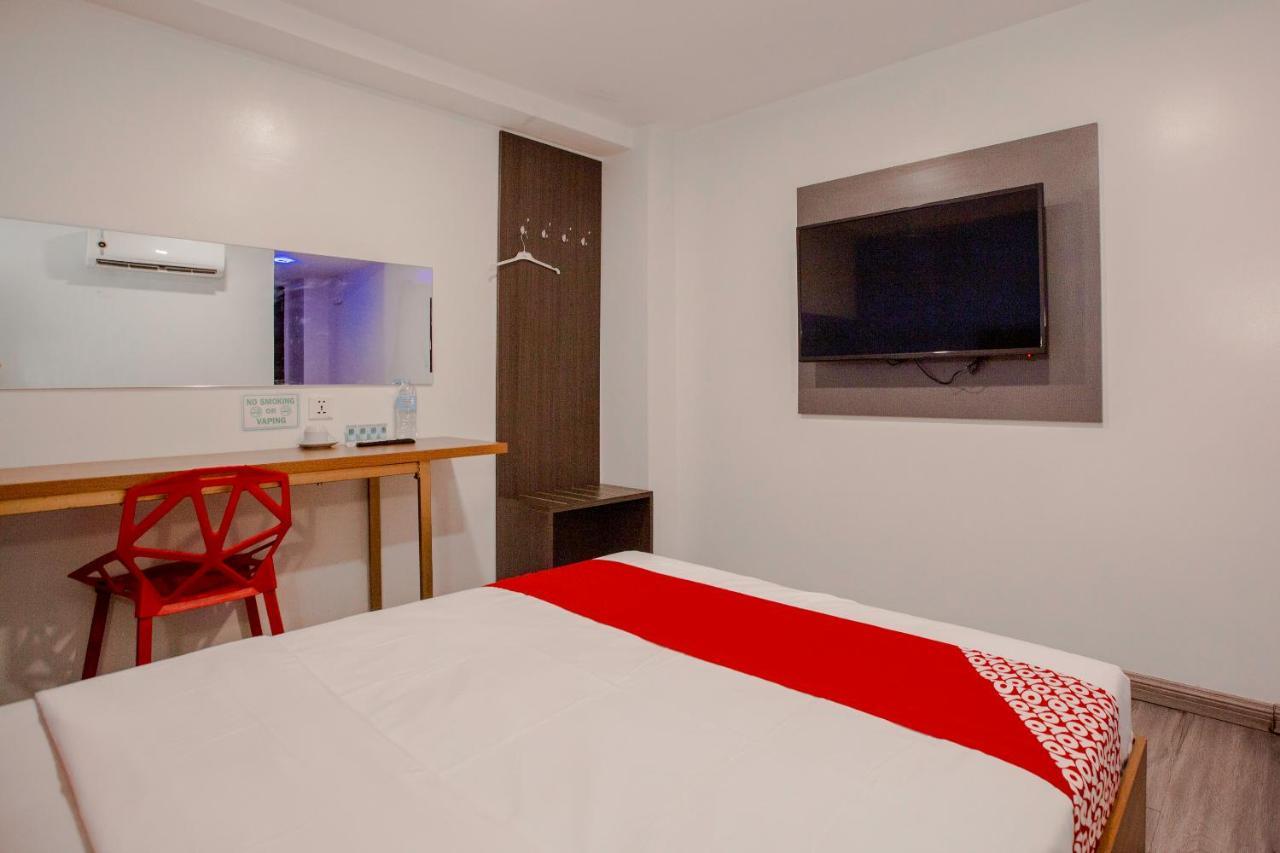 Oyo 666 Mc Hotel Fairview Bandar Quezon Luaran gambar