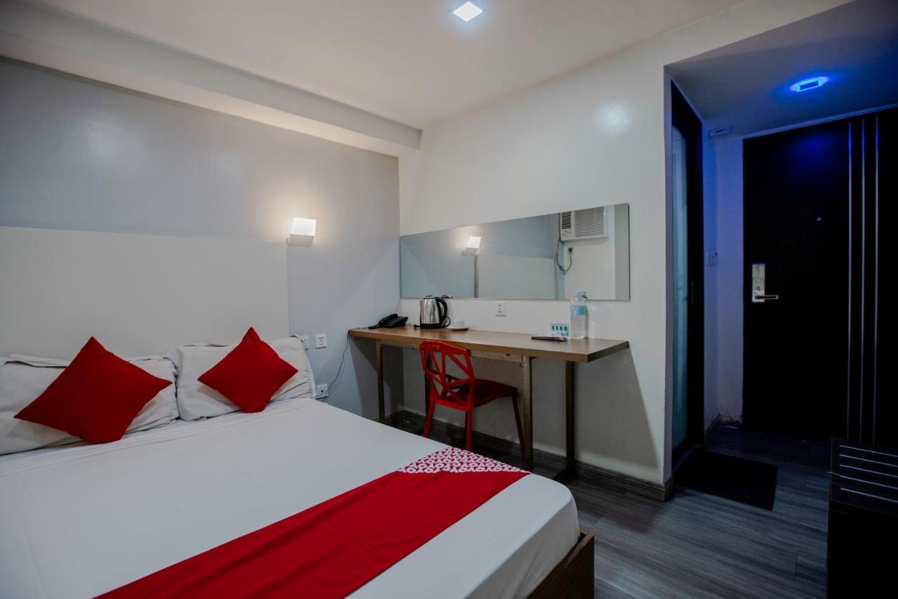 Oyo 666 Mc Hotel Fairview Bandar Quezon Luaran gambar