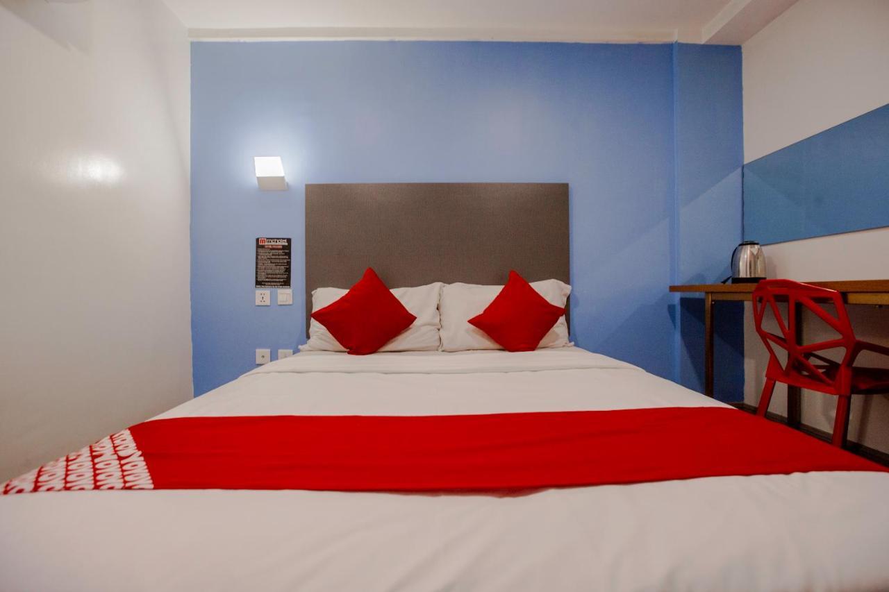 Oyo 666 Mc Hotel Fairview Bandar Quezon Luaran gambar