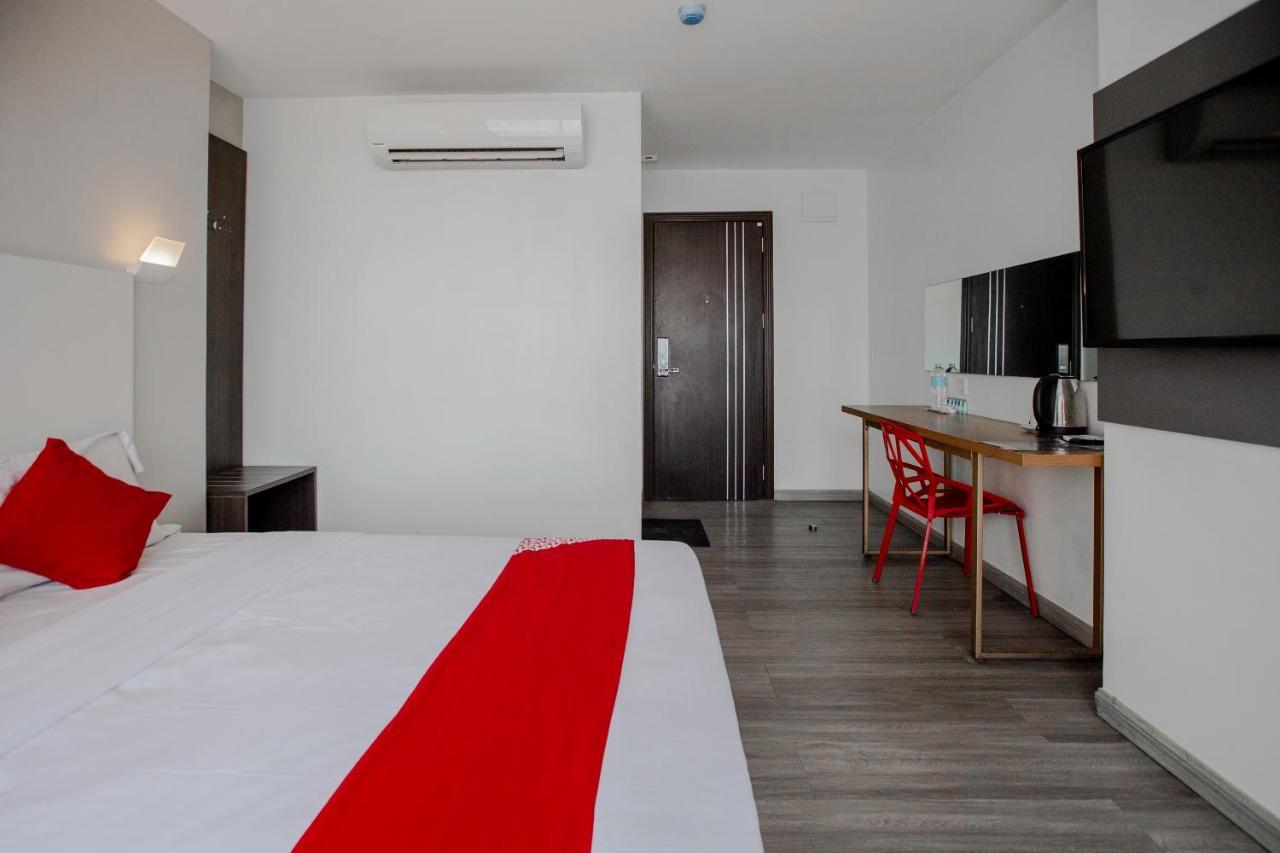 Oyo 666 Mc Hotel Fairview Bandar Quezon Luaran gambar
