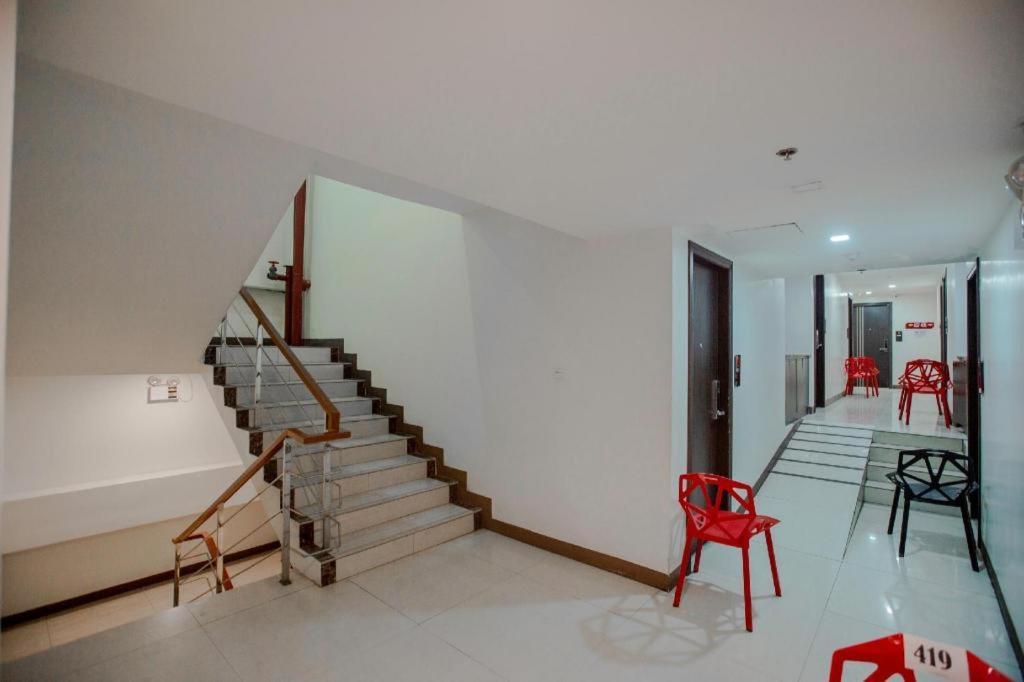 Oyo 666 Mc Hotel Fairview Bandar Quezon Luaran gambar